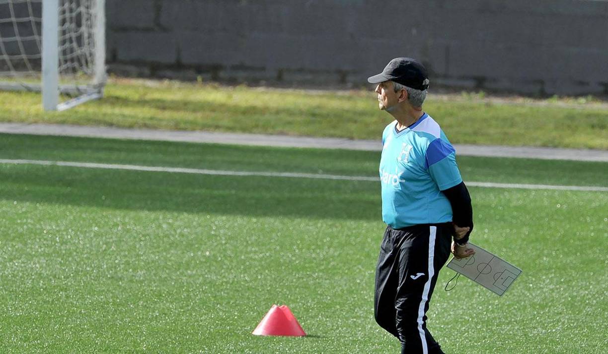 Reinaldo Rueda Rivera comenzó sus trabajos de cancha al frente de la Selección de Honduras. El timonel colombiano que regresó a la ‘H’ a un Mundial 28 años después, en Sudáfrica 2010, volvió a ponerse la camiseta nacional.
