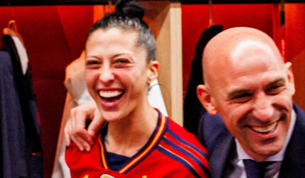 “En referencia a lo ocurrido en el día de hoy. Si bien es cierto que por mi parte no quiero interferir con los múltiples procesos legales en curso me siento obligada a denunciar que las palabras del Sr. Luis Rubiales explicando el desafortunado incidente son categóricamente falsas y parte de la cultura manipuladora que el mismo ha generado”, denunció Jenni Hermoso. 