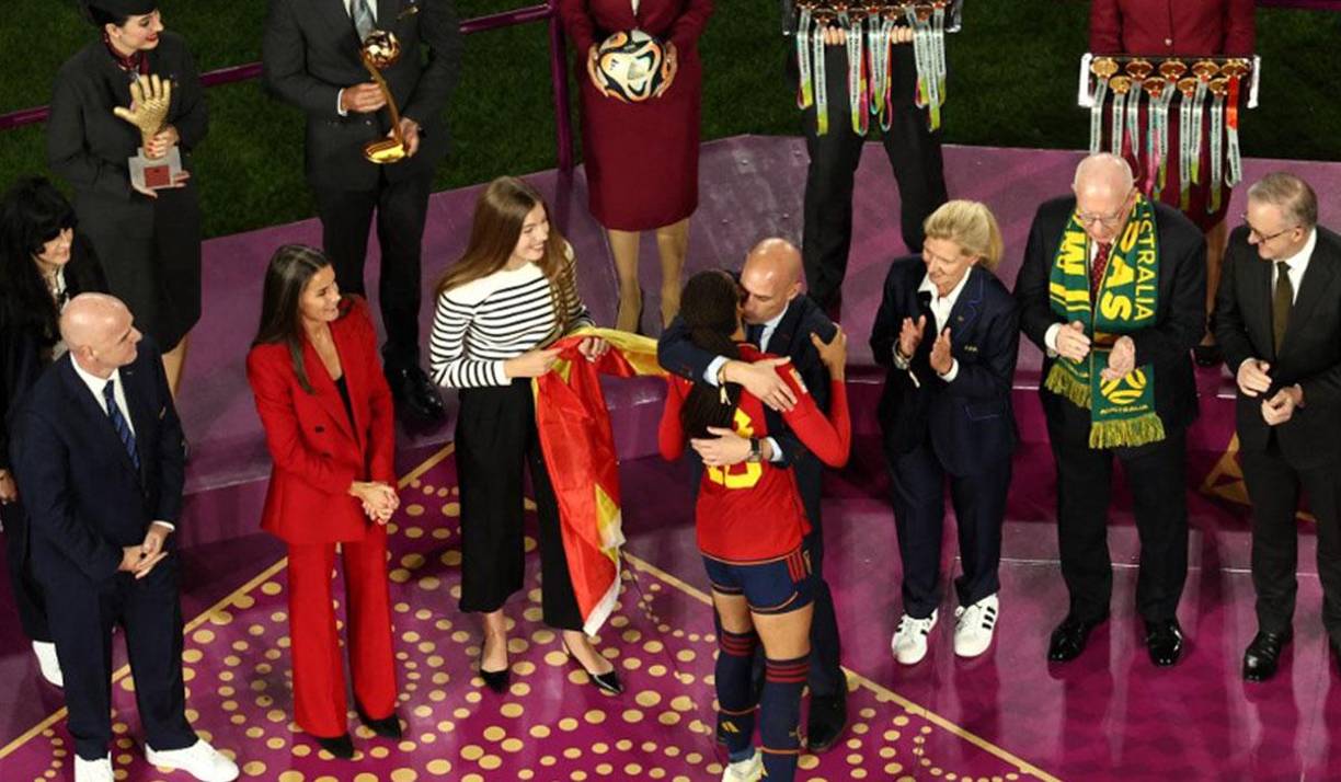 Según el especialista con el que ha contado ‘YAS Verano’, Rubiales preguntó a Jennifer Hermoso: “¿Te puedo dar un pico?”.