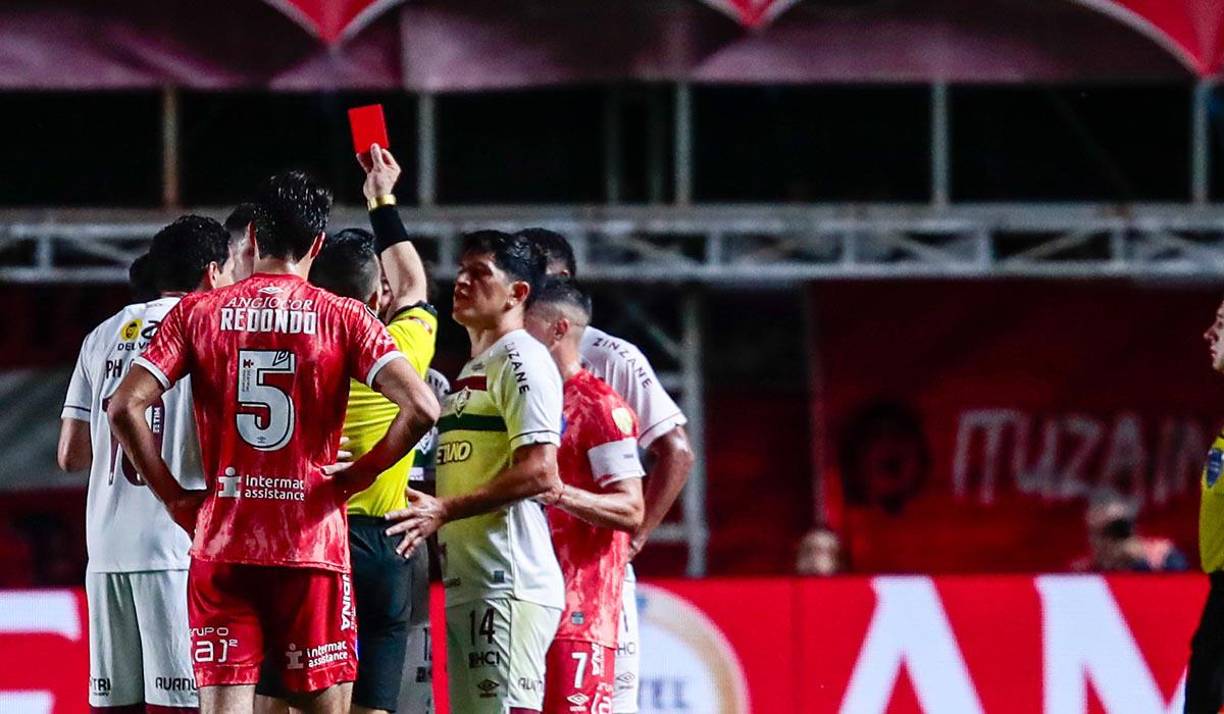 Marcelo fue expulsado tras revisar la acción con ayuda del VAR.