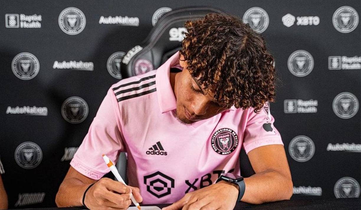 David Ruiz es un futbolista estadounidense-hondureño, que nació el 8 de febrero de 2004. El chico cuenta con apenas 19 años de edad.