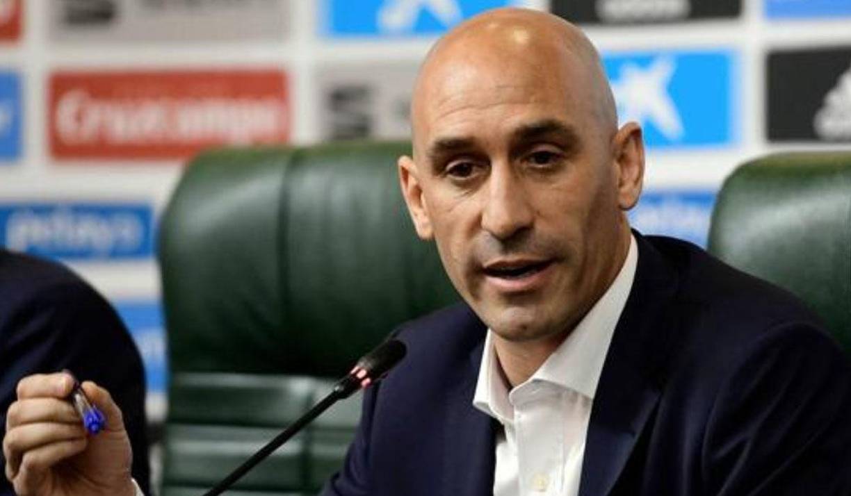 El máximo dirigente de la RFEF apunta en el vídeo que además tiene que “aprender de esto y entender que cuando uno es presidente de una institución tan importante como la Federación tiene que, sobre todo en ceremonias y en este tipo de cuestiones, tener más cuidado”.