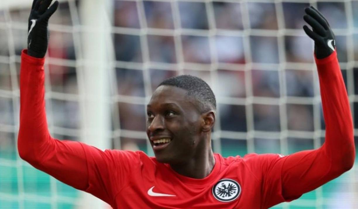 Según informa el periodista Florian Plettenberg, el Frankfurt de Alemania rechazó una oferta del PSG por Kolo Muani de 80 millones de euros. Ambos clubes buscan una solución y continúan las negociaciones.