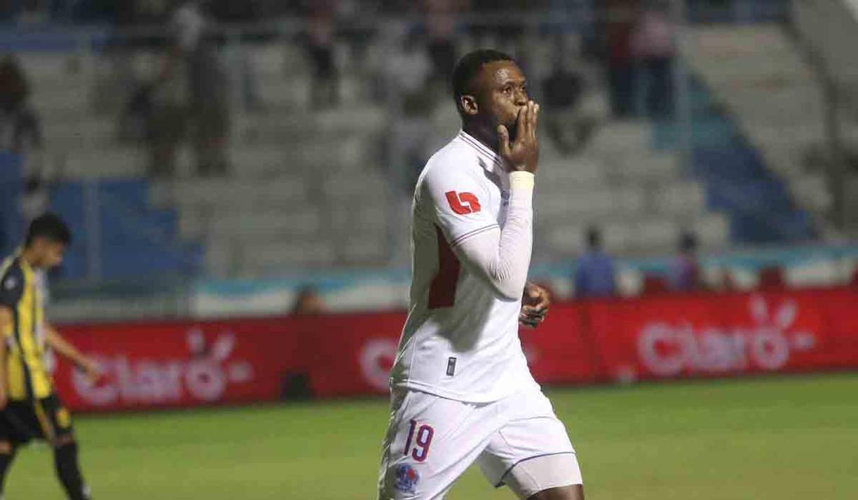 Yustin Arboleda le dedicó su gol a su esposa que estaba presente en el estadio Nacional Chelato Uclés.
