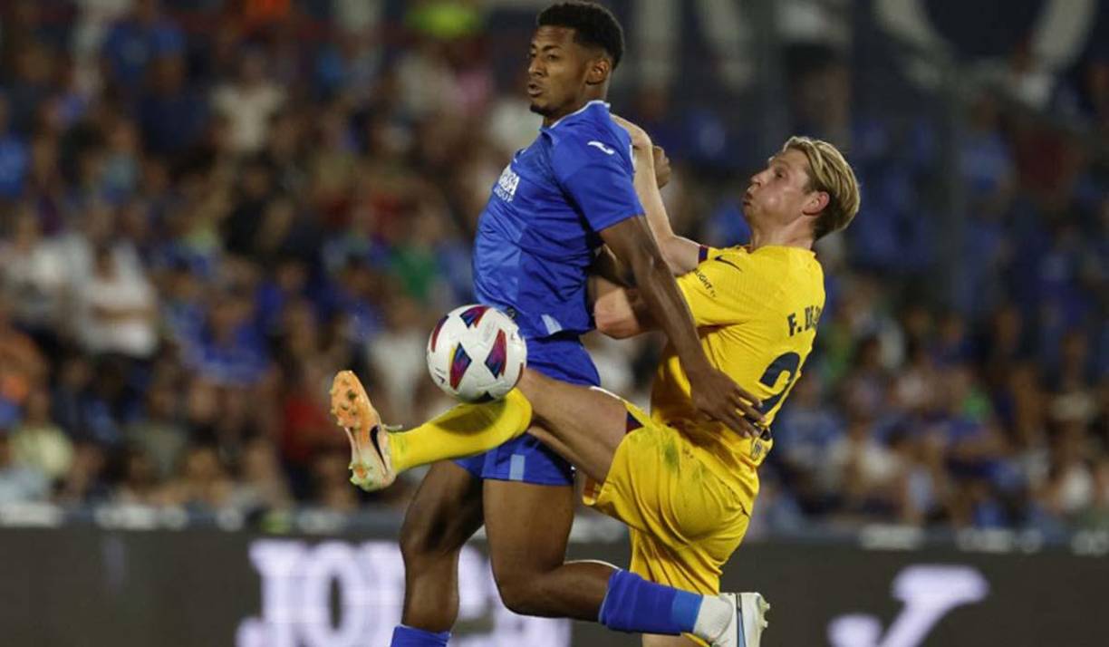 El neerlandés Frenkie de Jong también tuvo su duelo con Antony Lozano. 