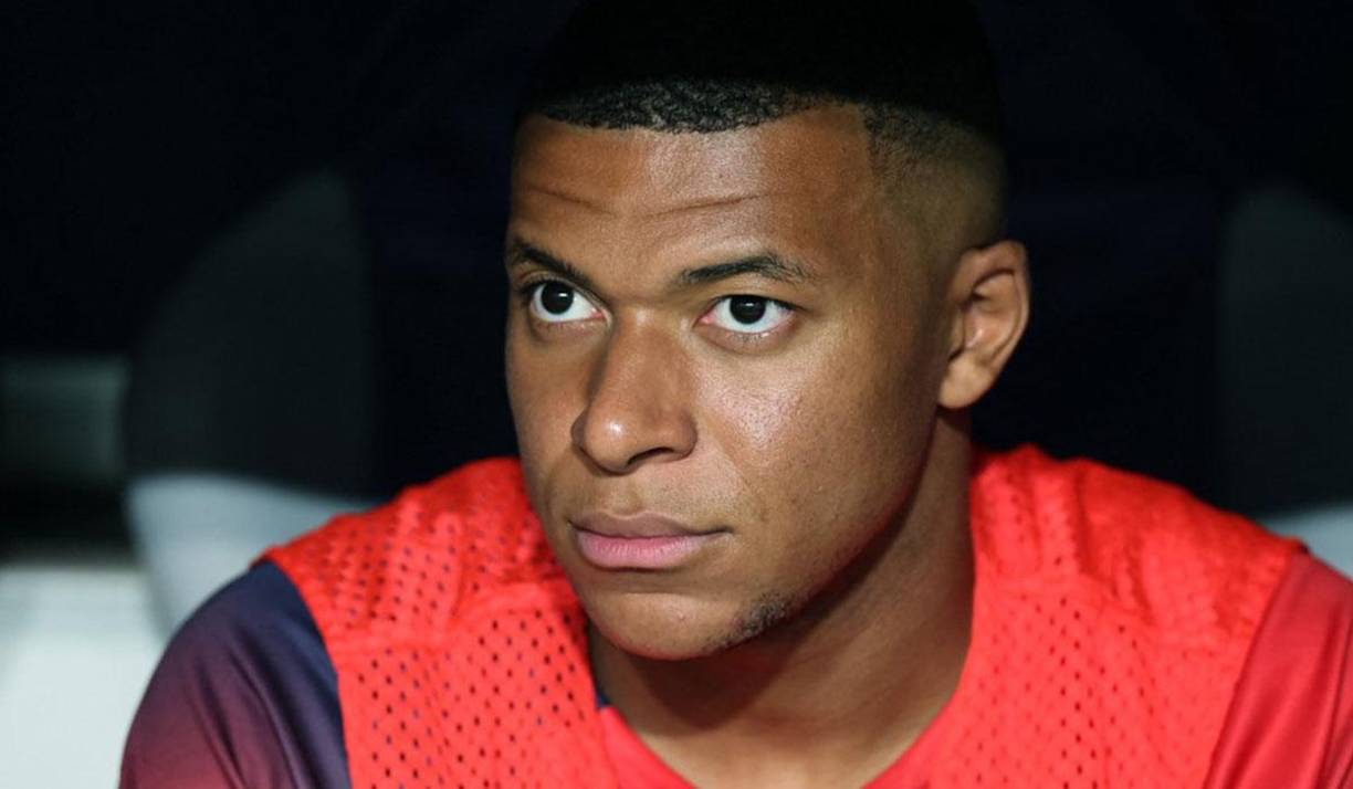 Mbappé fue convocado por primera vez y comenzó el juego en el banquillo de suplentes. 