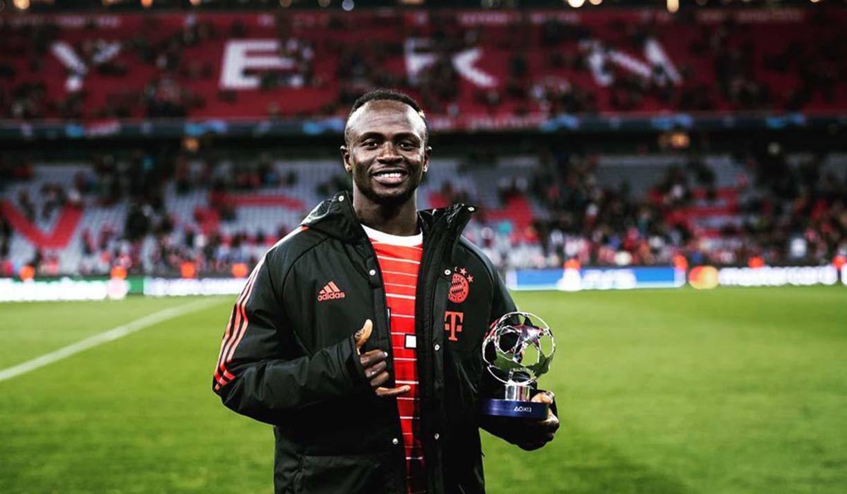 Bombazo. El senegalés Sadio Mané comenzó a negociar los términos de su contrato con Al Nassr. El delantero quería seguir en el Bayern Múnich, pero el club lo estaba presionando por su salida y van a llegar a un acuerdo para rescindir su contrato. Sadio se ha decidido por Arabia y está a punto de convertirse en el nuevo compañero de Cristiano Ronaldo.