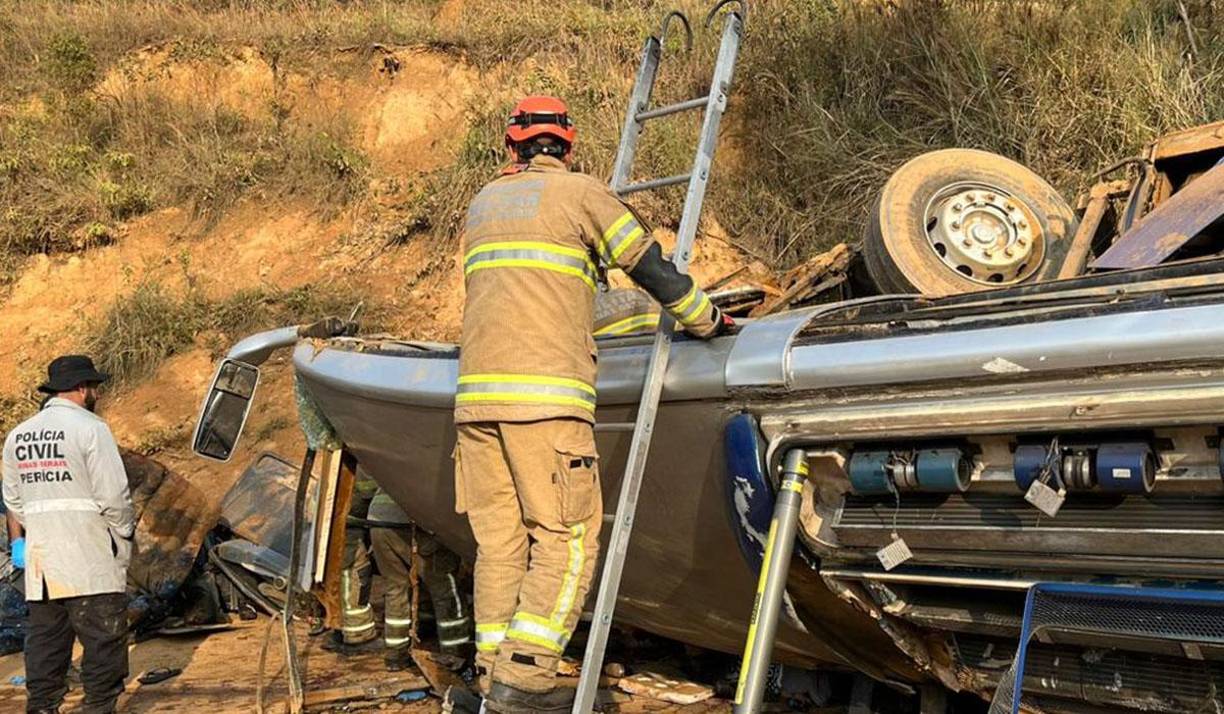 El accidente ocurrió en el kilómetro 525 de la autopista nacional Fernão Dias, dentro de la región metropolitana de Belo Horizonte, la capital regional y donde el Corinthians empató la noche del sábado, 1-1, ante el local Cruzeiro en partido por la liga brasileña.