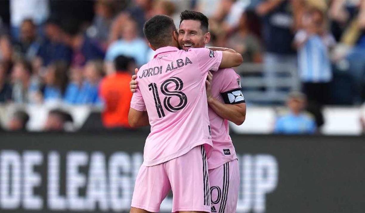 Jordi Alba celebró su anotación con su gran amigo Lionel Messi.