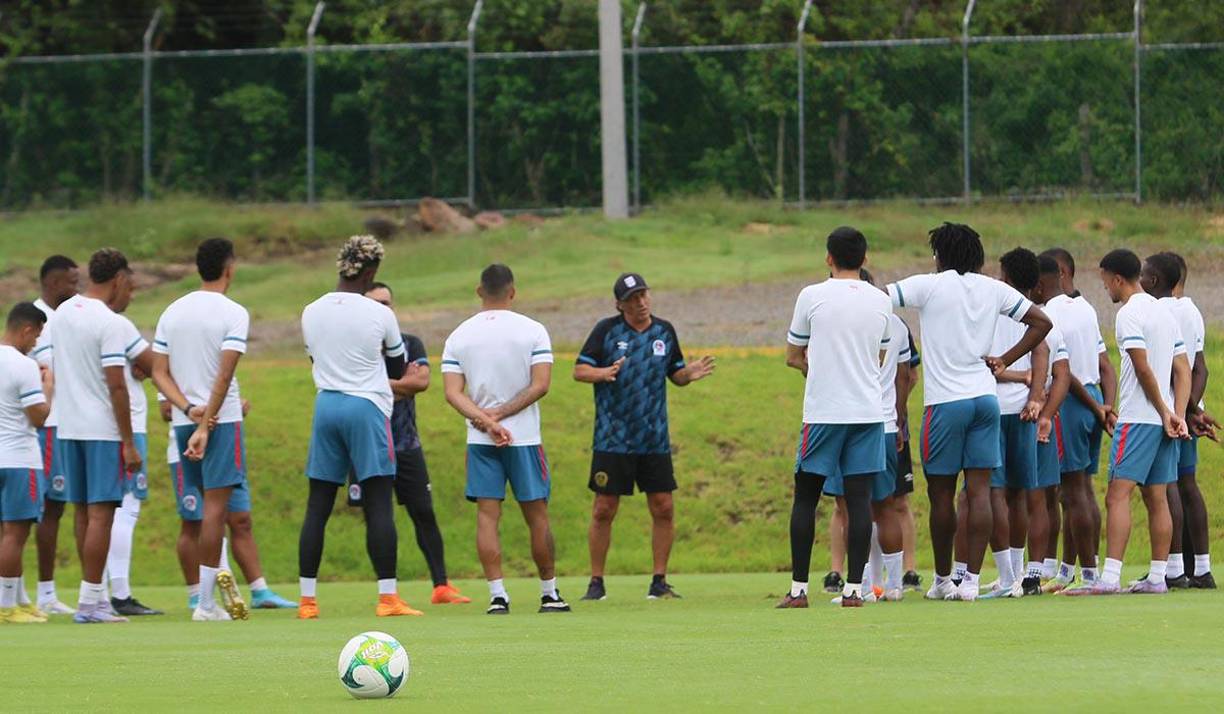 Pedro Troglio se dirigió hacia los jugadores para comenzar los trabajos. 
