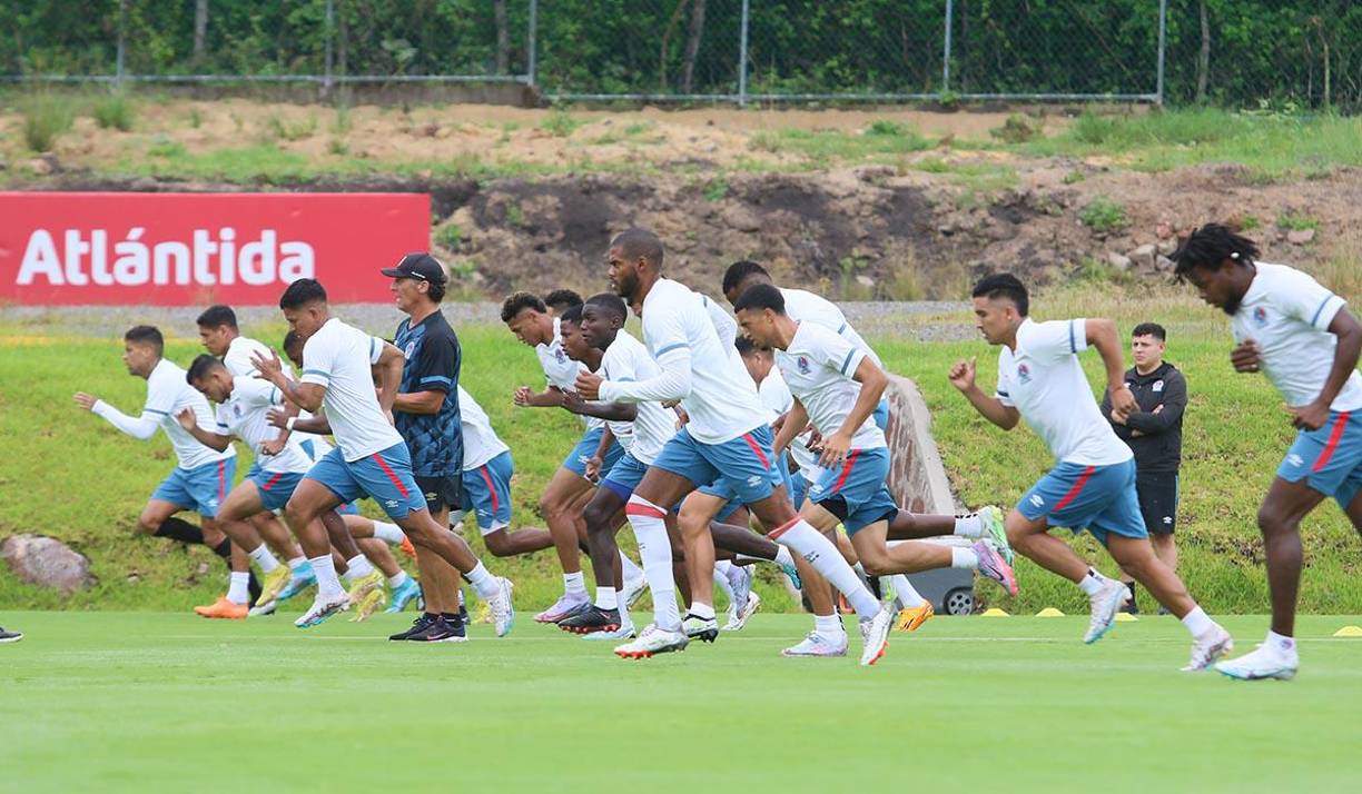Los jugadores del Olimpia bajo la mirada de Pedro Troglio realizaron cada uno de los trabajos asignados.