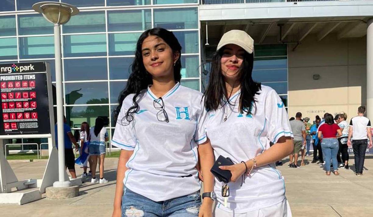 Estas dos bellas hondureñas cautivaron en las afueras del estadio.