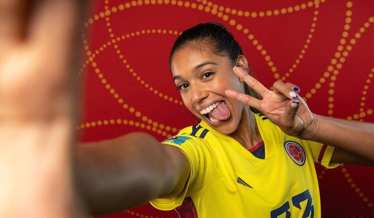 En 2021 comenzó a jugar con la selección femenina de Colombia y no volvió a formar parte del fútbol femenino de Honduras.