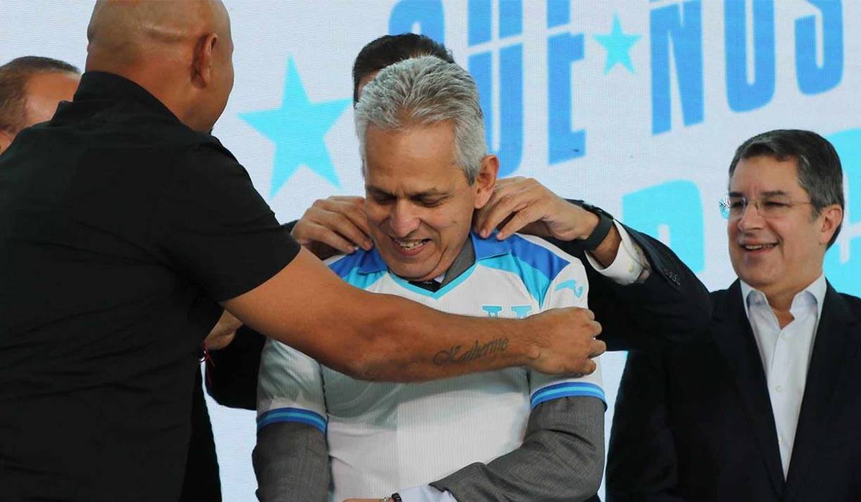 Sergio Mendoza en el momento que le colocaba la camiseta de la selección de Honduras a Reinaldo Rueda. 