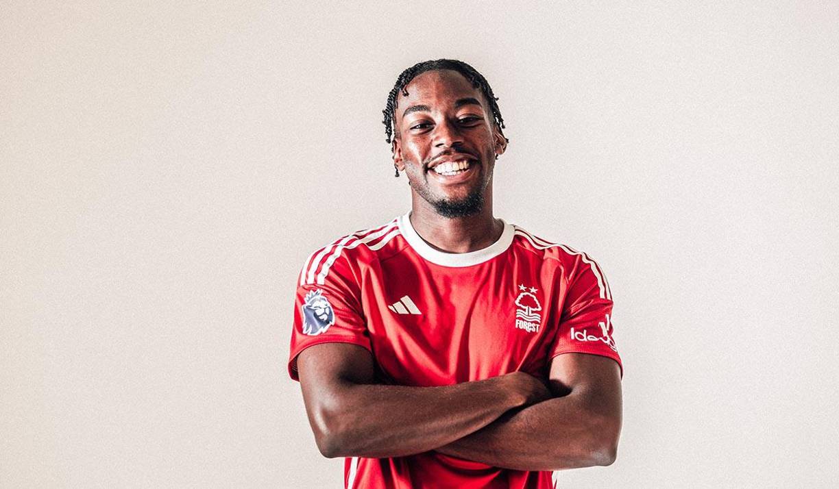 El sueco Anthony Elanga se marcha del Manchester United y fue fichado por el Nottingham Forest por 17.500.000 €. Firma hasta junio de 2028.