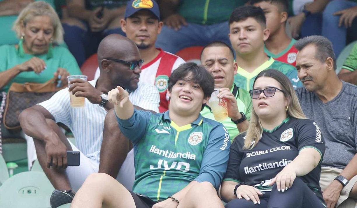 Tyson Núñez fue captado con su respectiva cerveza en el sector de silla. 