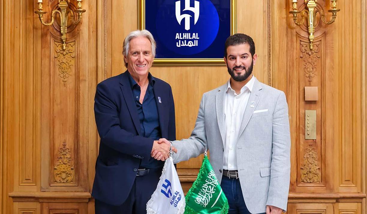 OFICIAL: Jorge Jesús es nuevo técnico del club Al Hilal de la Liga Árabe en reemplazo del argentino Ramón Díaz, quien renunció al equipo. El estratega llega procedente del Fenerbahce en donde logró salir campeón.