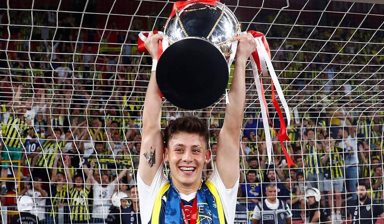 El FC Barcelona, en su intento por asegurar los servicios de Güler, propuso un acuerdo en el que el futbolista sería fichado pero permanecería cedido en el Fenerbahce hasta el verano de 2024.