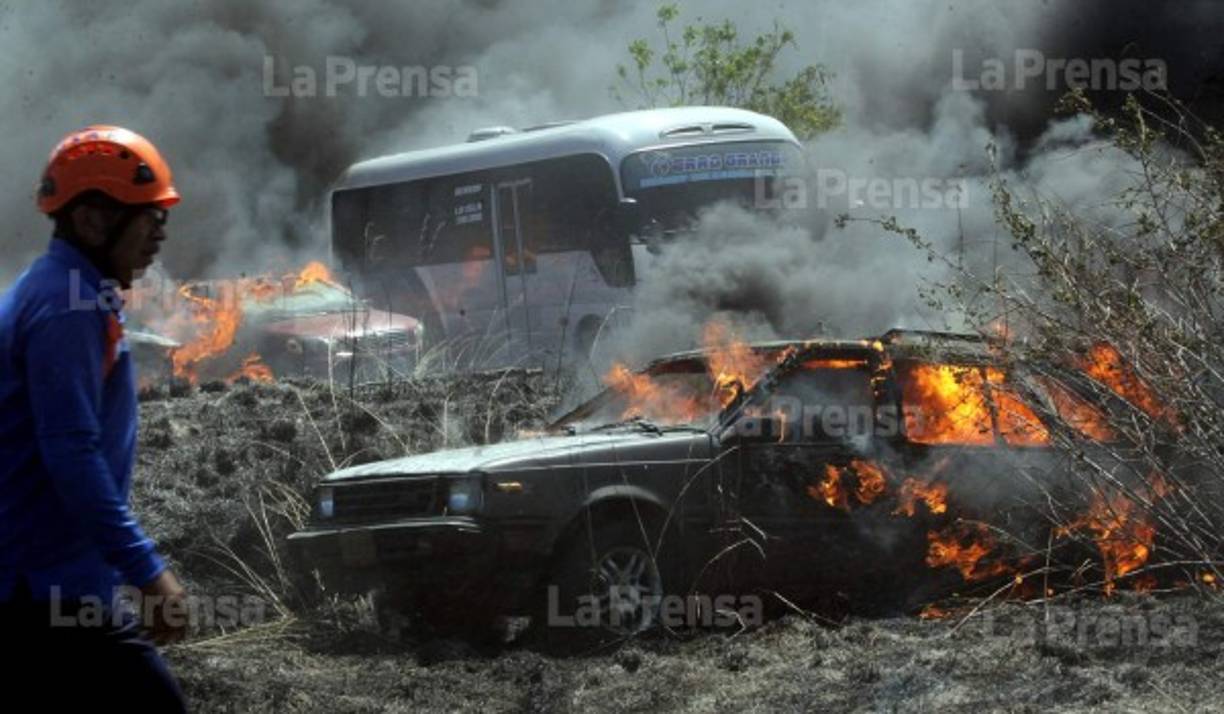 En el lugar había diversidad de vehículos: motos, buses y mototaxis que quedaron reducidas a cenizas.
