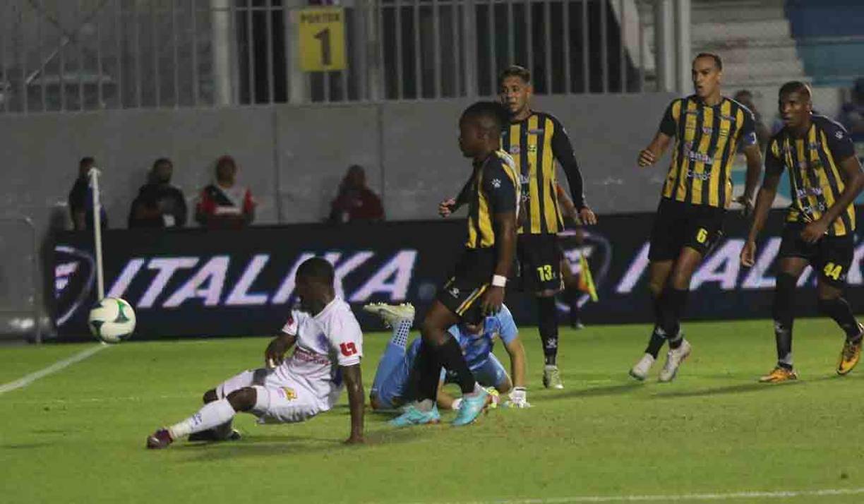 Solani fue otro de los que fue titular y aprovechó la oportunidad ya que marcó un gol. 