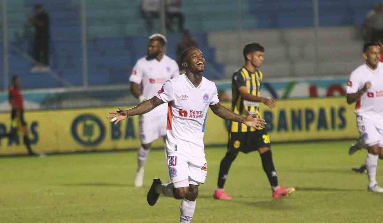 Solani y su felicidad luego de anotar lo que era el 3-0 parcial del juego.