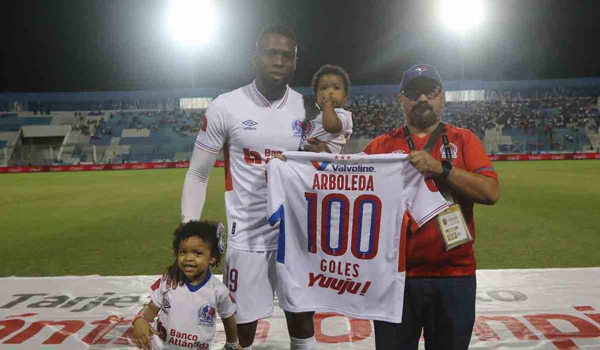El Olimpia le rindió homenaje a Yustin Arboleda por haber cumplido los 100 partidos. El colombiano estuvo con sus hijos.