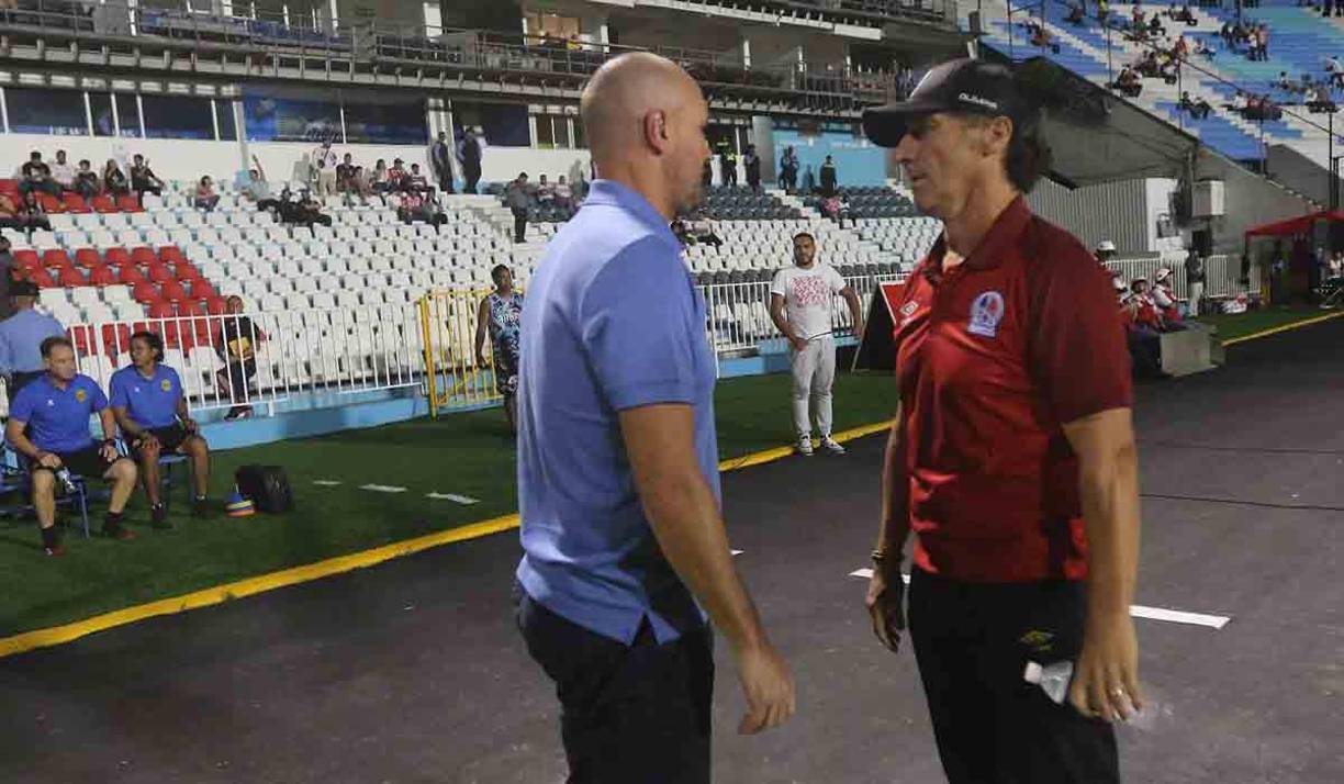 Antes del inicio del juego, Pedro Troglio y Julio Rodríguez conversaron por algunos minutos. 
