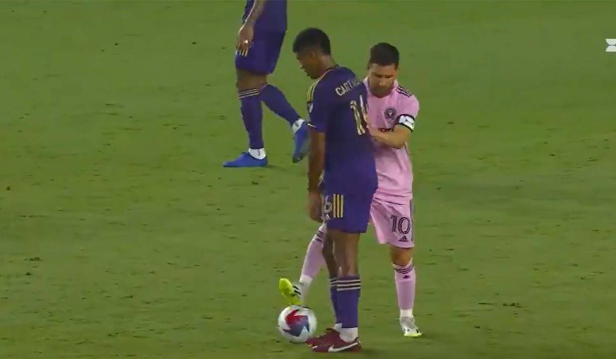 Messi protagonizó su primer enfado en EUA: A los 28 minutos del primer tiempo terminó empujando al peruano Wilder Cartagena. 