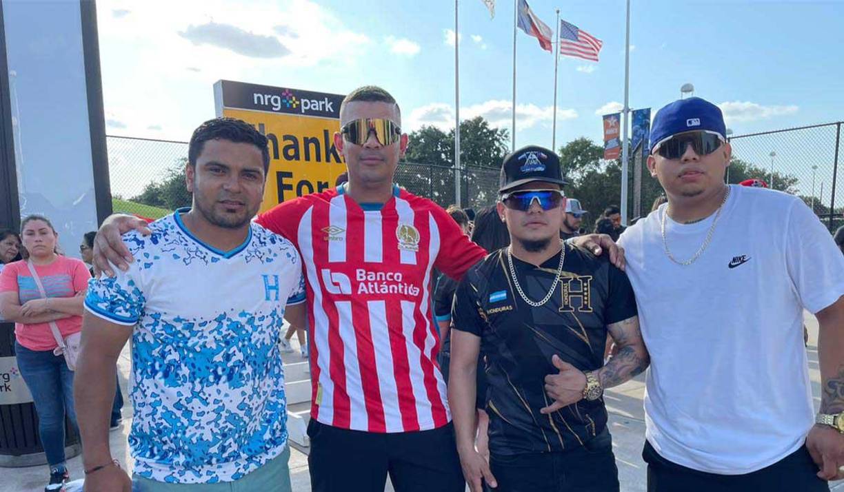 El exfutbolista Edwin León (izquierda) se hizo presente al NRG Stadium de Houston. El exjugador es recordado por su paso en el Honduras Progreso.