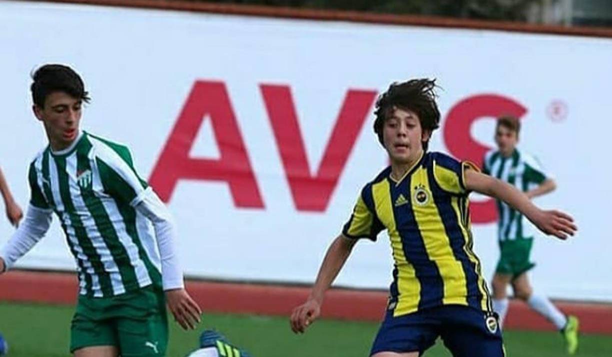 Arda Güler entró a las categorías menores del Fenerbahce en el 2019. Luego en el 2021 hizo su debut con el primer equipo y dos años después se marcha al Real Madrid.