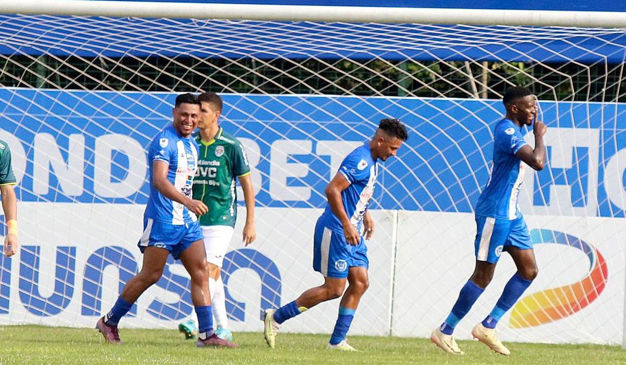 Carlos Bernárdez a los 50 minutos puso en ventaja al Victoria. 