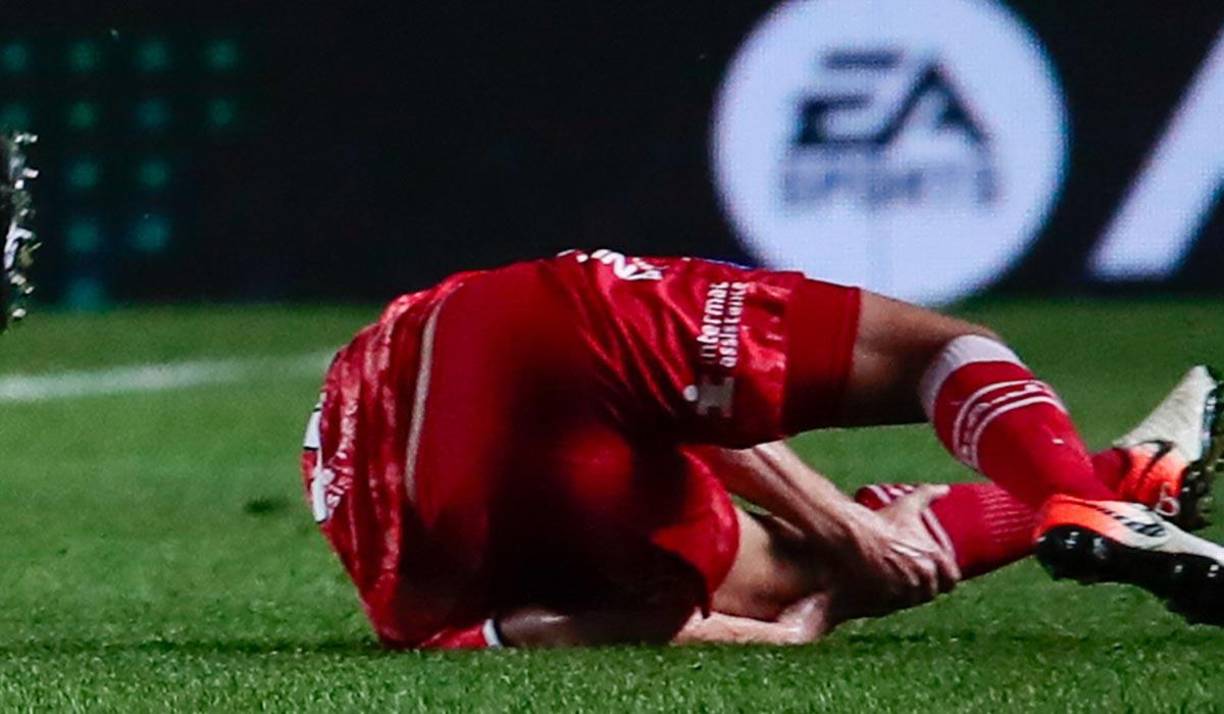 Luciano sufrió una espeluznante lesión. Su pierna izquierda se dobló en su totalidad.