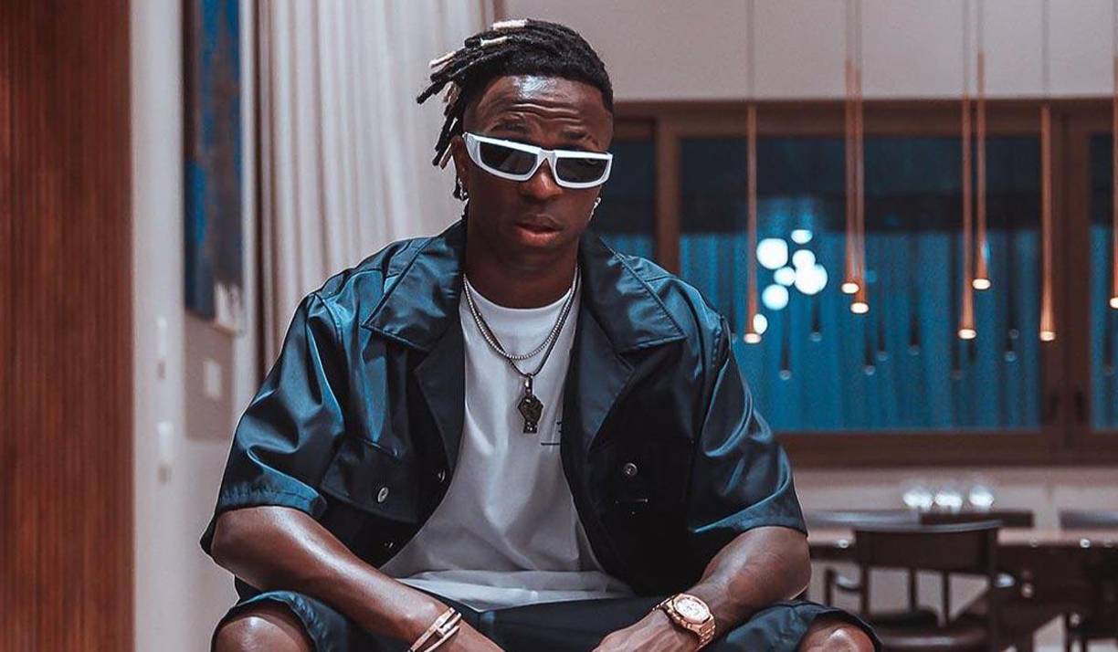 Aunque esta cláusula en particular fue repudiada en redes sociales, Vinicius optó por el silencio.