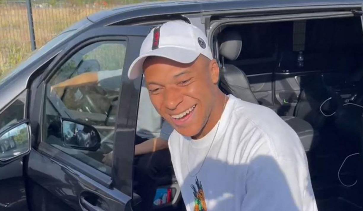 El club ya no cree en una prolongación del contrato de su delantero, que termina en junio de 2024. Para evitar dejarle partir libremente, sin recibir una suma por el traspaso, considera que su estrella está en venta desde ahora. 