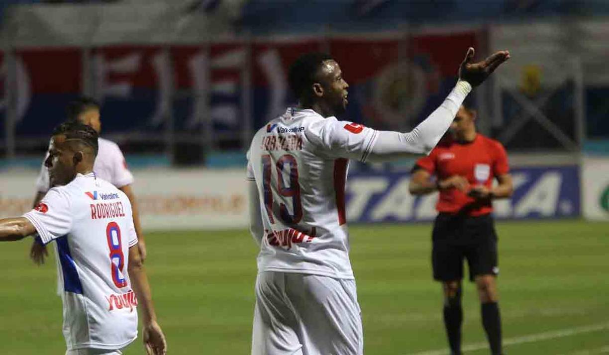 Momento en el que Yustin Arboleda le manda el beso a su pareja sentimental que estaba en el estadio.