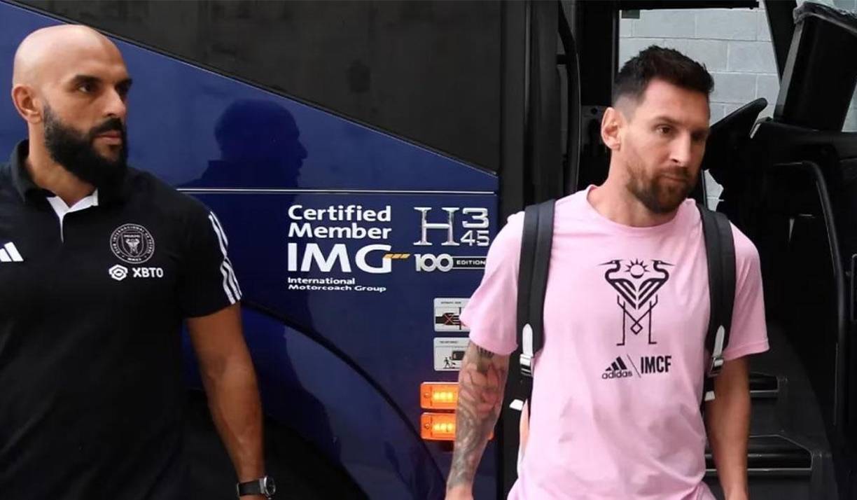 El encargado de cuidar a Lionel Messi ya fue detectado por los fanáticos y medios de comunicación, puesto que está detrás de él como una sombra.