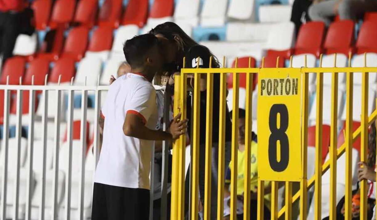 Gabriel Araújo le dio un beso a su pareja sentimental minutos antes del inicio del partido. 