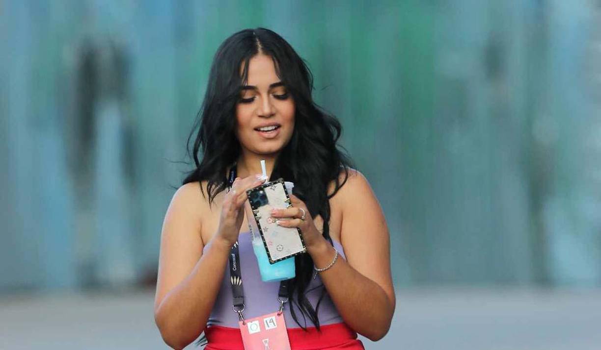 Cristel Osorio es una bella periodista deportiva hondureña y llegó dese muy temprano para no perderse ningún detalle del juego.