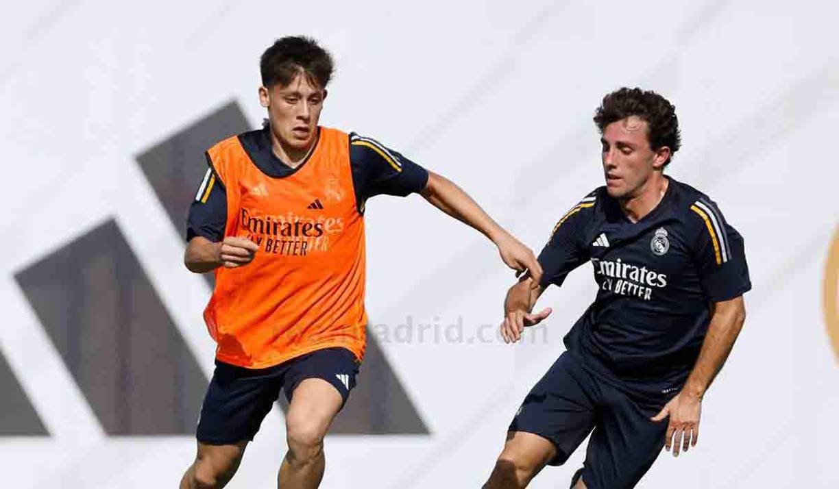 El turco Arda Güler comenzó a mostrar sus habilidades con el balón. En la imagen es marcado por Odriozola. 