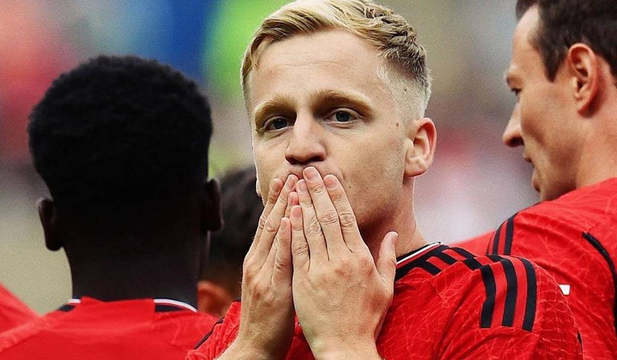 La Real Sociedad está interesada en fichar al centrocampista neerlandés Donny Van de Beek del Manchester United. 
