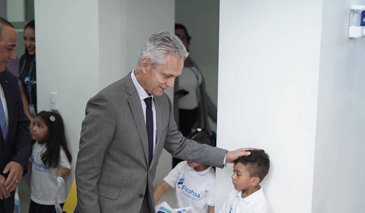 Reinaldo Rueda saludando a uno de los niños que lo esperaban para darle la bienvenida.
