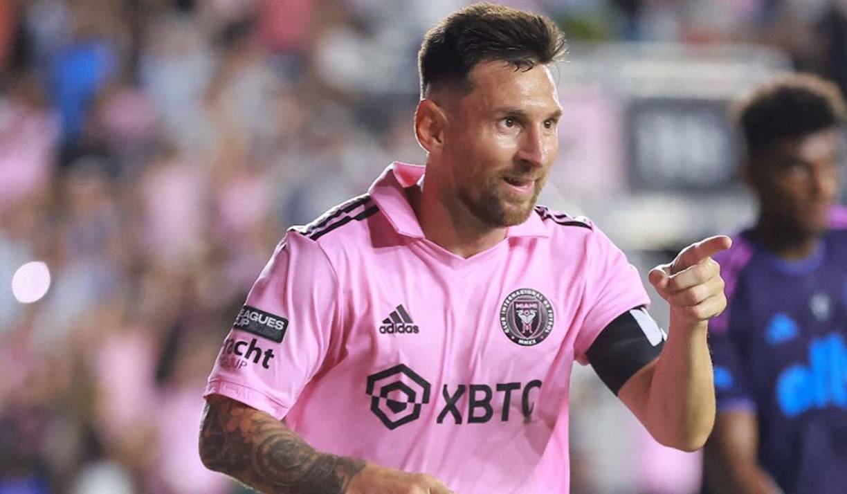 Otro motivo de Mbappé para meditar seguir en el PSG es la marcha de Messi a la MLS. El astro francés valora que en el proyecto del club parisino él sea el máximo referente. 