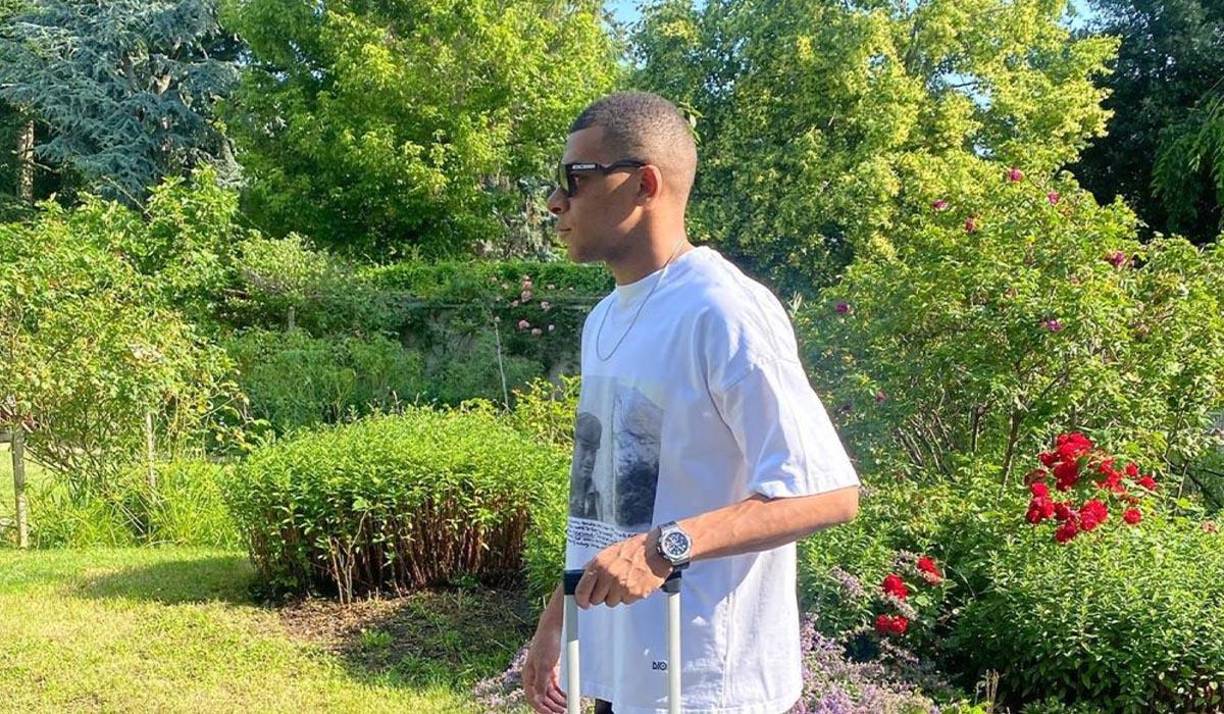 Este 31 de julio expira la cláusula unilateral de Kylian Mbappé para renovar hasta 2025 con el PSG. El astro francés le cobrará al París Saint Germain y el club le ha mandado una amenaza.