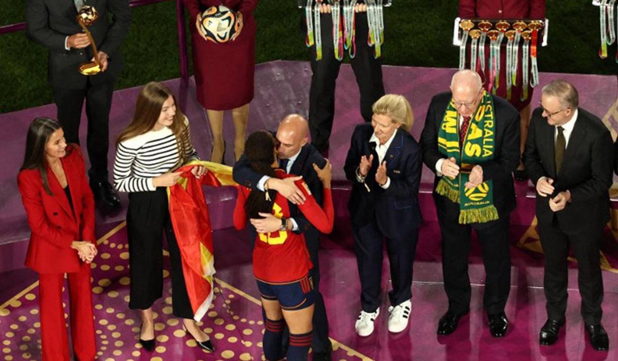 La imagen soprendió a los televidentes españoles, mientras algunos medios españoles quisieron ver una repetición del beso del portero Iker Casillas y la periodista Sara Carbonero, entonces pareja, tras el título mundial de 2010.