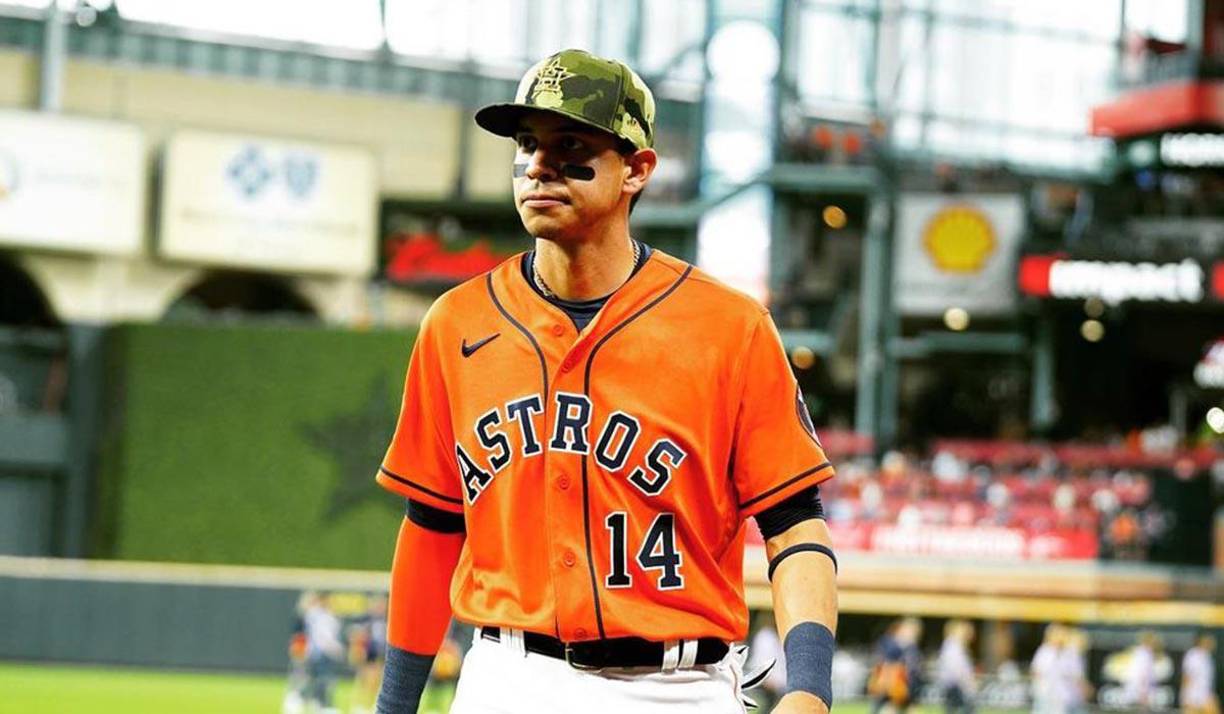 El 14 de mayo de 2022, Mauricio Dubón fue transferido a los Astros de Houston. Un día después debutó contra los Nacionales de Washington.