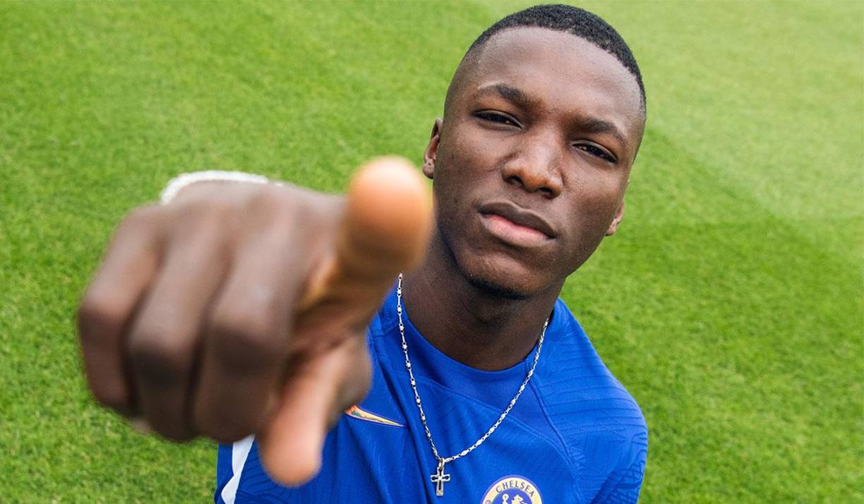 El centrocampista Moisés <b>Caicedo</b> fichó por el Chelsea hasta 2031, llega procedente del Brighton. El club azul le pagó 133 millones de euros al Brighton siendo el traspaso más caro en la historia de la Premier League.