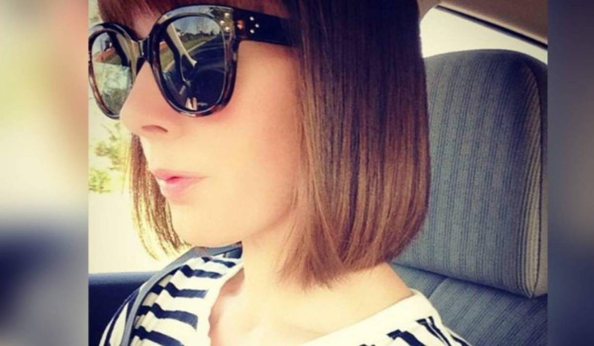 La mujer de 43 ha tenido que hacerse un corte para cubrir el daño provocado tras realizarse el procedimiento en una clínica especializada.