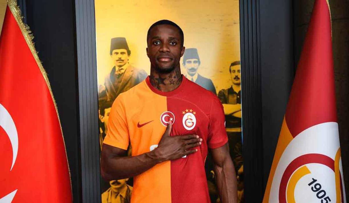 El atacante Wilfried Zaha es nuevo jugador del Galatasaray, llega procedente del Crystal Palace de Inglaterra. 