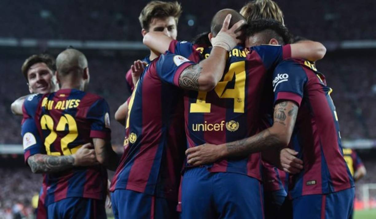 Neymar fue a celebrar con sus compañeros su tanto.