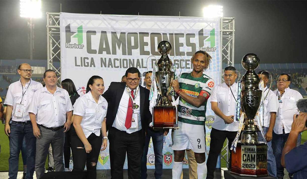 Georgie Welcome terminó recogiendo la Copa que los acredita como subcampeones.